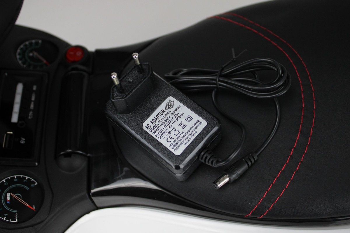 Детский толокар RiverToys BMW M5 A999MP-H с родительской ручкой белый gii6p20t8qzerz9vueefbw5otnksk65a