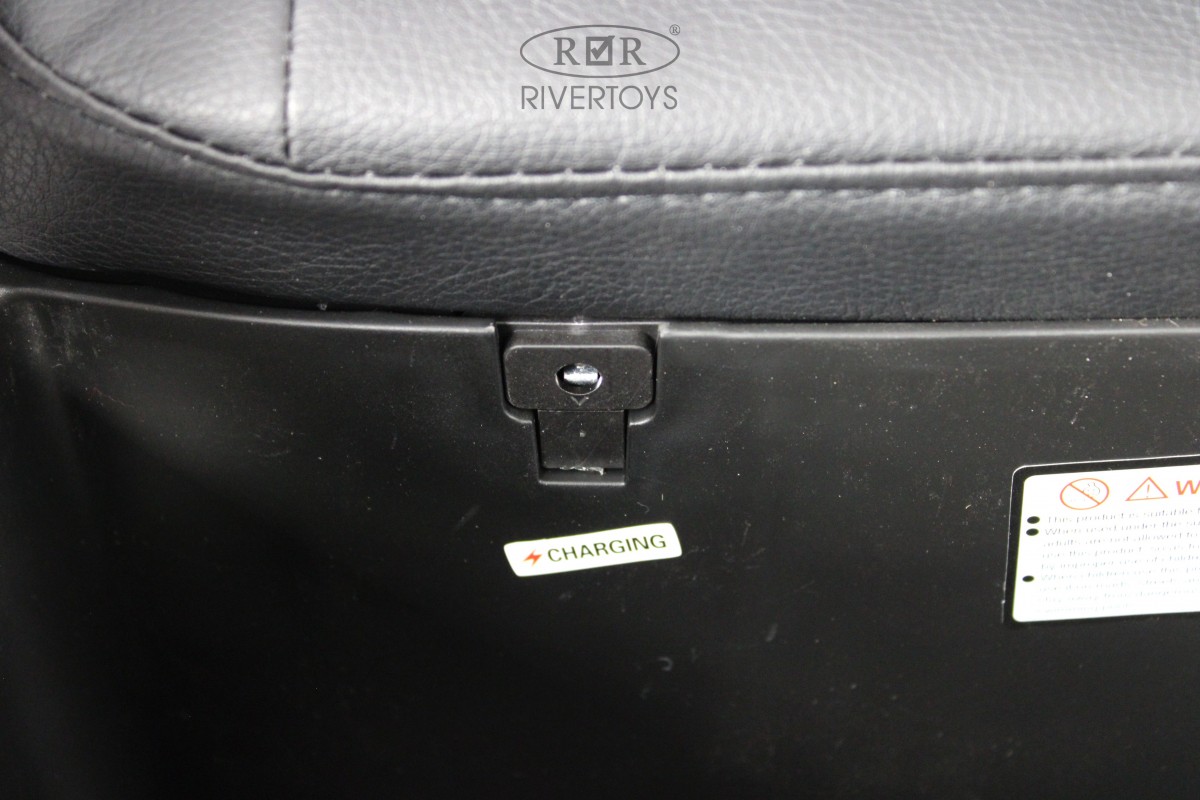 Детский электромобиль RiverToys X888XX белый leezs4w05uo415nengraoalrbm7amgvj