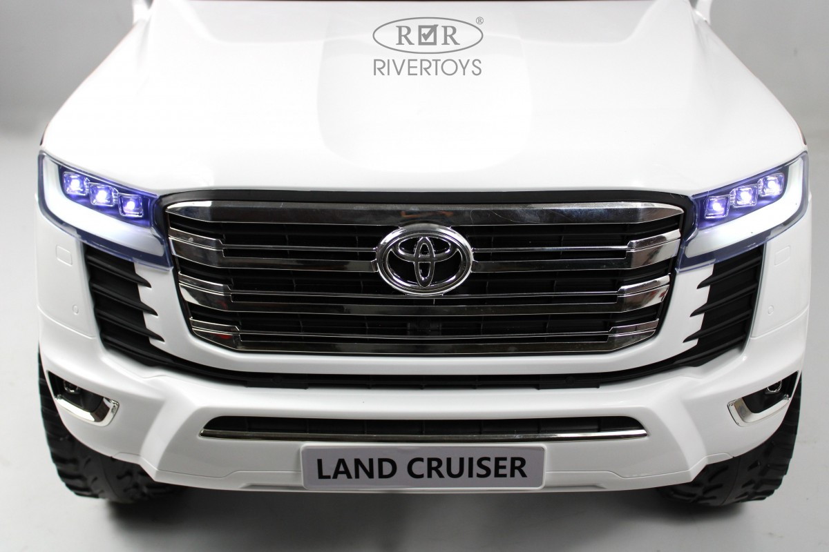 Детский электромобиль RiverToys Toyota Land Cruiser 300 L999LL белый yjz5p36l426b606reuogl3i15ukv5dwv