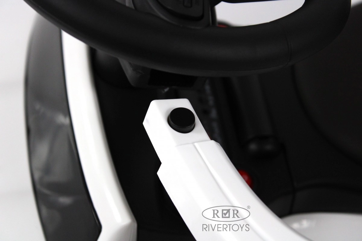 Детский толокар RiverToys Z003ZZ-C белый dhdinr3tm3atc7c8gtxf8rpo70gv9qsn