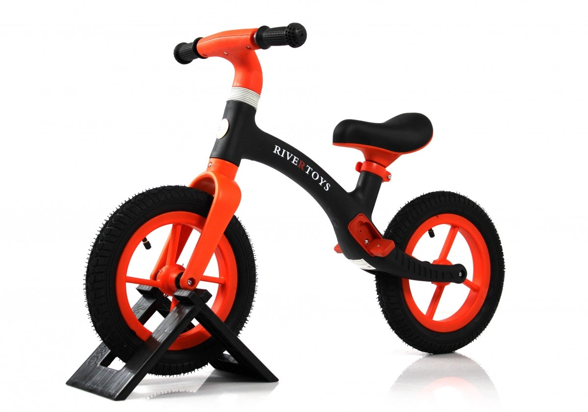 Детский беговел RiverToys HB-001 черный qbdkupha4hs8xt75fo65mpc5uhx6pfs1