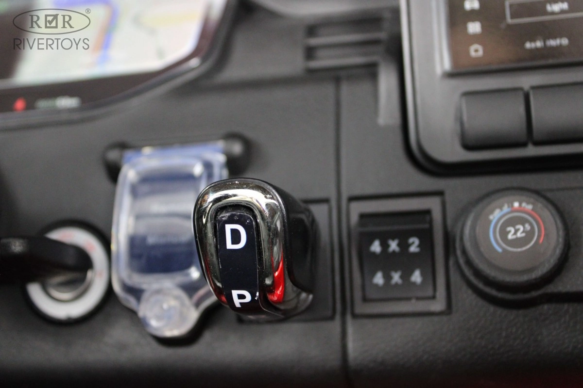 Детский электромобиль RiverToys Y999YY белый ls4zofotozirczp4eh1ghjmgpvac760l