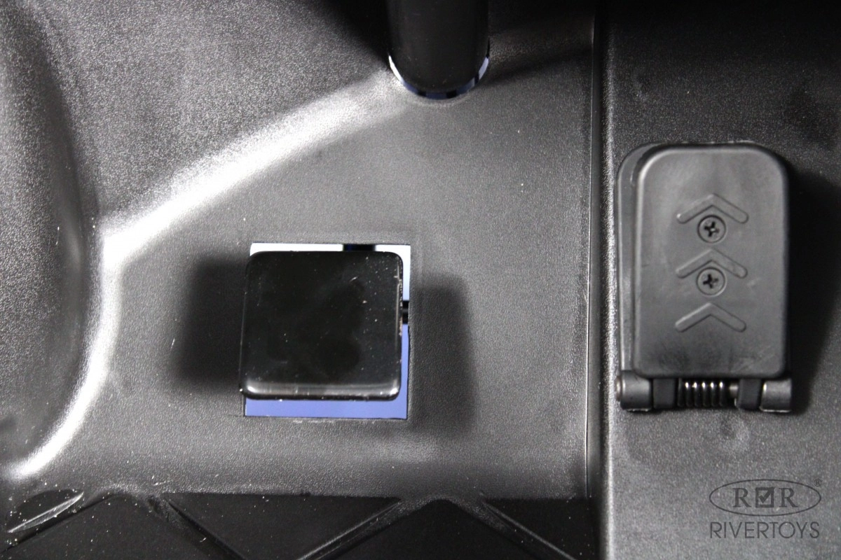 Детский электромобиль RiverToys AUDI R8 M333MM белый cmglv3taxezc5jrocm3nw9m61mmvwbd9