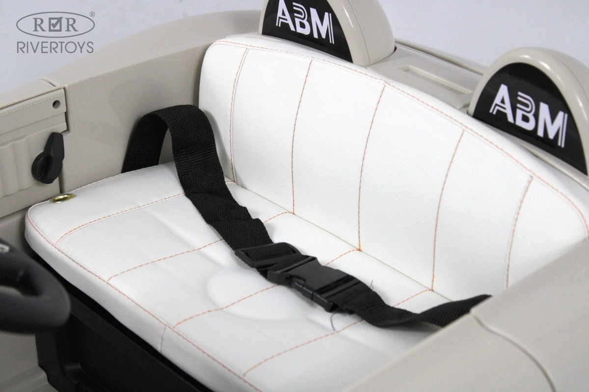 Детский электромобиль RiverToys C555MC белый scn82e2y54h08he4lec57e4o7mcwzvmy