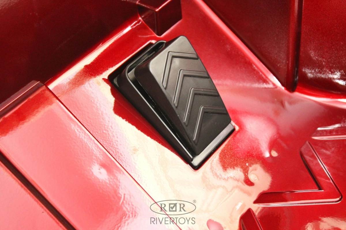 Детский электромобиль RiverToys X005XX красно-серебристый e1acbp4dei3zo7gjot36kje17l63kue3