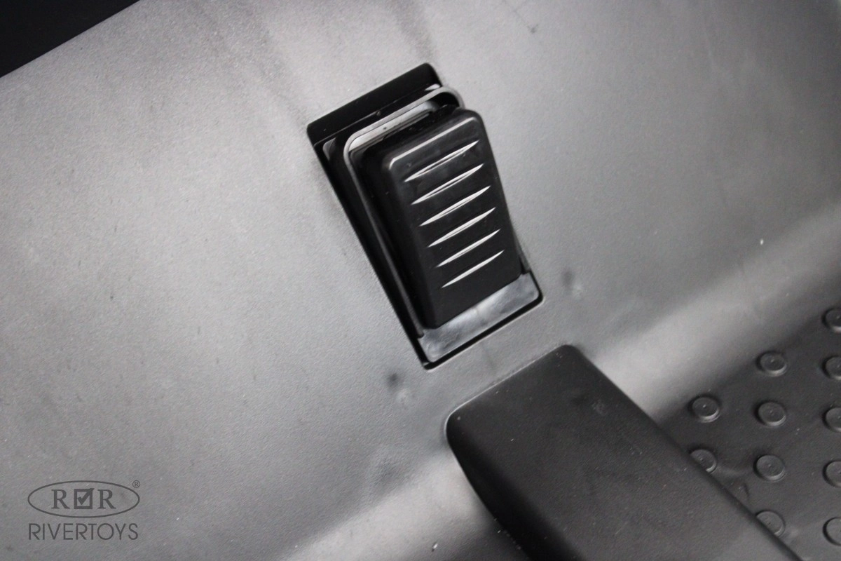 Детский электромобиль RiverToys K007AM белый znoah7gsjvo7mpje09pgsb7zlaxtxyg6