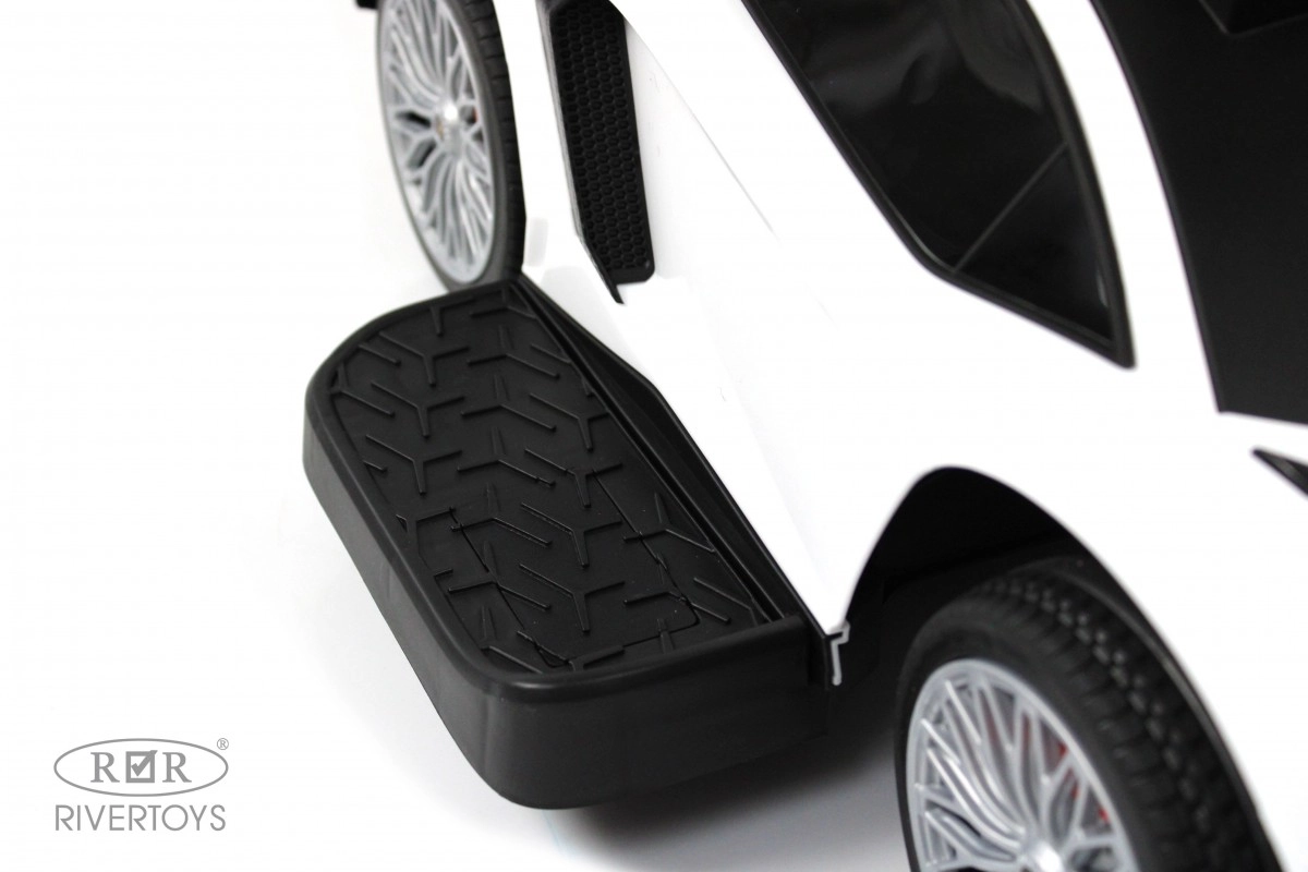 Детский толокар RiverToys M555MM-H белый yir4g0xpkkcta7if0m6cb2ok43dlaxff