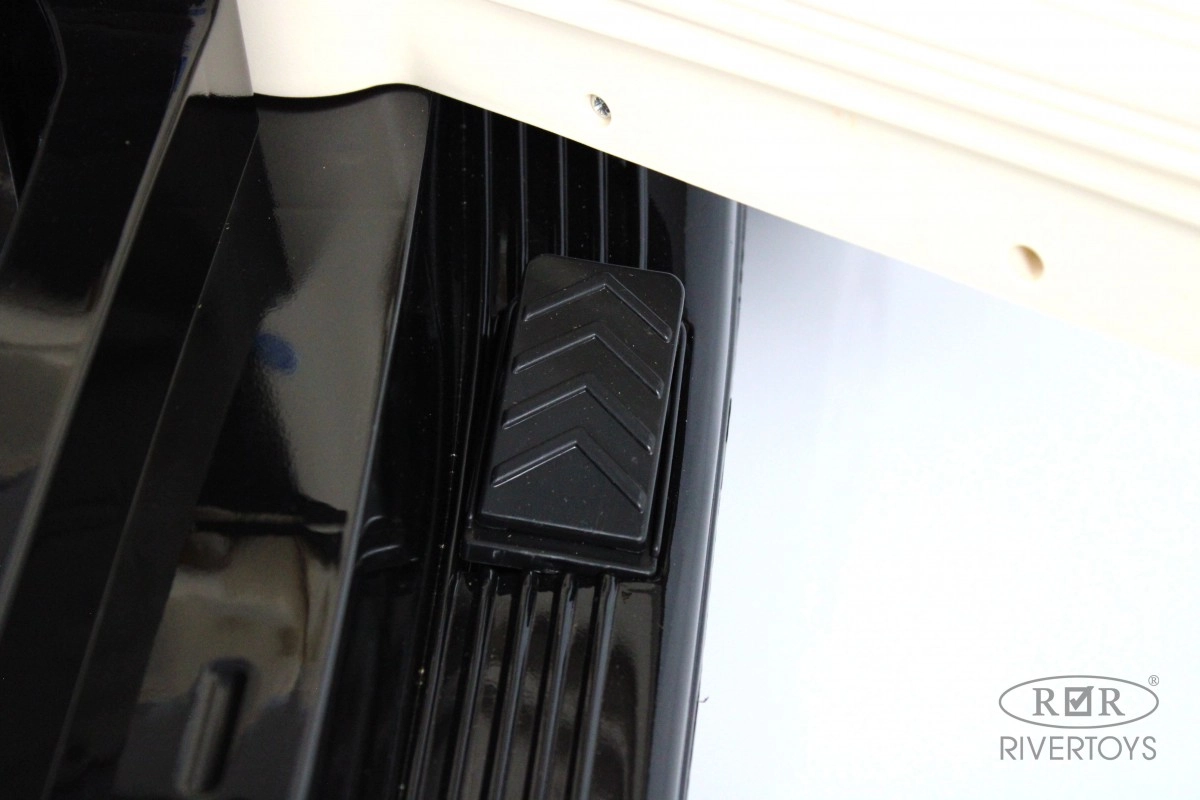 Детский электромобиль RiverToys X005XX черно-золотой ush7vxljryv7fn6rie0l26bxe298fs7y