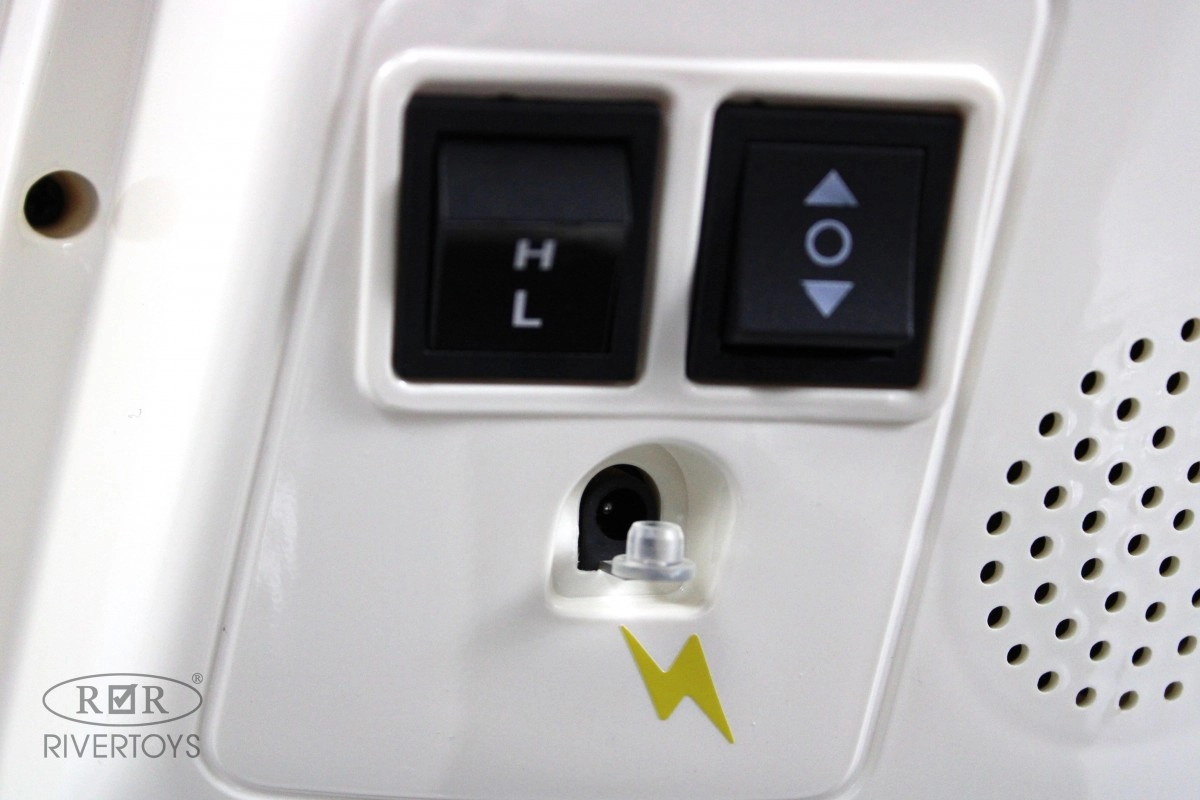 Детский электромотоцикл RiverToys Z555ZZ бежево-красный o2wvjtgkocxjpg3wwnskf95byvdhyr0s