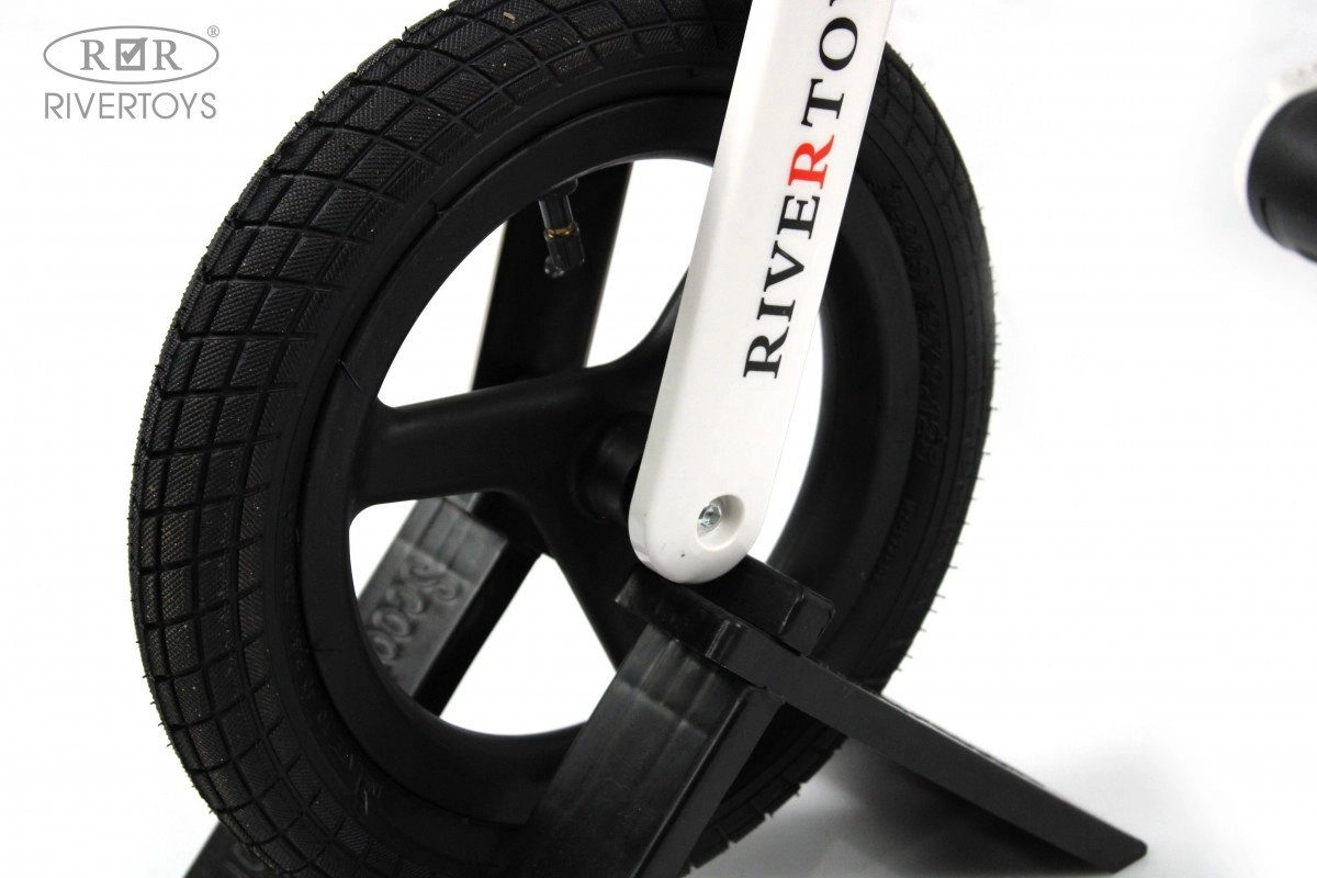 Детский беговел RiverToys HB-002 черный fr8iv6vl5dfisraxagzfbfengq38d0q4