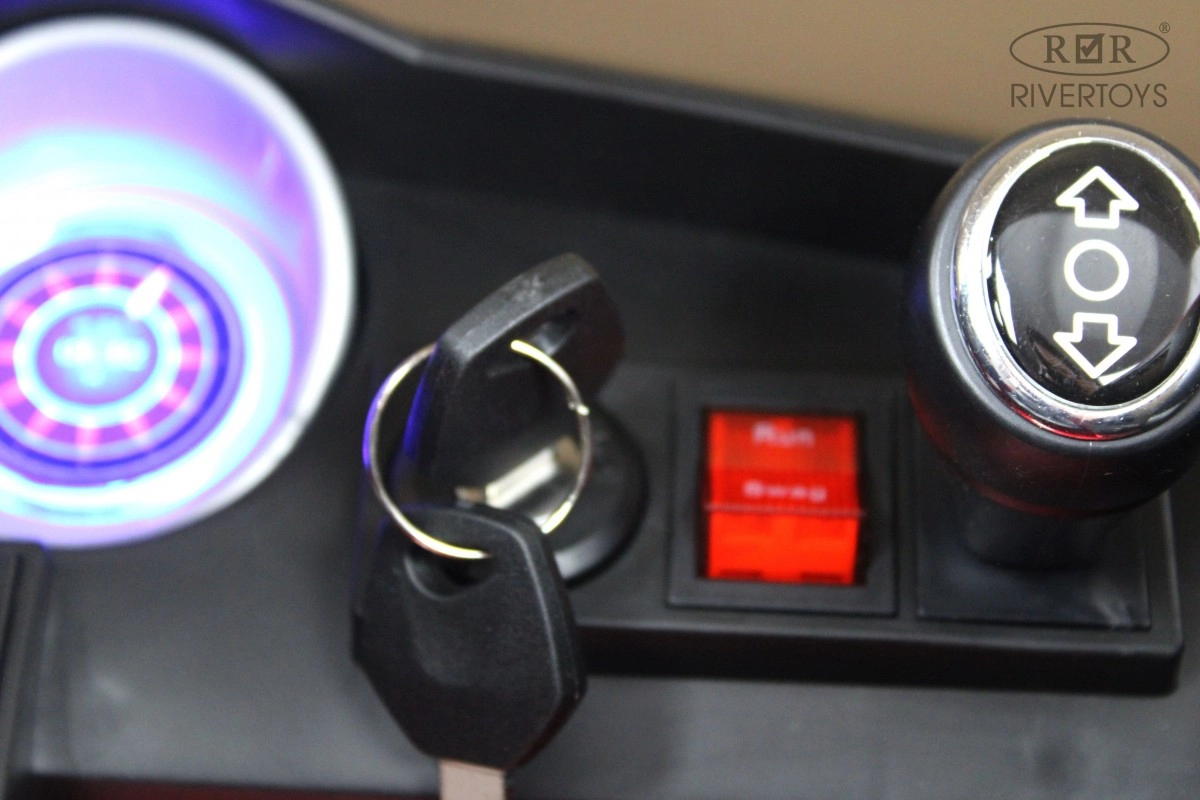 Детский электромобиль RiverToys X001XX черный глянец n9uo236gtrmlmisnvuawbt3ca831widh